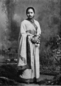 Anandi Gopal Joshi Biography ~ 31 मार्च 1865 को पुणे में जन्मी आनंदीबाई जोशी पहली भारतीय महिला थीं, जिन्‍होंने डॉक्‍टरी की डिग्री ली थी। वो भी ऐसे समय में जब महिलाओं के लिए शिक्षा ग्रहण करना भी बड़ी बात हुआ करती थी। आनंदी बाई जोशी ने विदेश जाकर ये पढ़ाई पूरी की और डिग्री हासिल की। डॉक्टर बनने का निर्णय उन्होंने चौदह साल की उम्र में लिया था। इसमें उनके पति गोपालराव ने उनका सहयोग किया। आनंदी बाई के डॉक्टर बनने का निर्णय लेने की बात भी एक निजी घटना के कारण थी। उनका विवाह नौ साल की उम्र में हो गया था उस समय उनके पति की उम्र 29 साल थी। जब वो चौदह साल की थीं तो वो माँ बनीं लेकिन दस दिनों ke अंदर ही उन्होंने अपनी संतान को खो दिया। ये आघात वो सहन नहीं कर पायीं और उन्होंने निर्णय लिया कि अब कोई भी बच्चा असमय मृत्यु का ग्रास नहीं बनेगा और इसके लिए वो डॉक्टर बनेंगी ताकि वो इलाज करके मदद दे सकें। जैसा कि अक्सर होता है एक बदलाव भरा क़दम उठाने पर उसका विरोध अवश्य होता है। आनंदी बाई जोशी के डॉक्टर बनने के निर्णय को भी आलोचनाओं का सामना करना पड़ा। एक शादीशुदा स्त्री विदेश जाकर पढ़ाई करे इस बात को उस समय का समाज स्वीकार नहीं कर पा रहा था। लेकिन आनंदी बाई दृढ़ प्रतिज्ञ थीं और वो लोचनाओं की परवाह न करते हुए अपने निश्चय पर अटल रहीं। उनके पति गोपालराव ने उनका सहयोग किया और 1880 में अमेरिका एक पत्र भी भेजा। इस पत्र के कारण आनंदीबाई को अमेरिका में रहने की जगह मिली। डॉक्टर बनने जाने से पहले आनंदी बाई अपने पति के साथ कलकत्ता में थीं उसी समय से उन्हें स्वास्थ्य सम्बंधी शिकायतें थीं जैसे कि कमज़ोरी, निरंतर सिरदर्द, कभी-कभी बुखार और कभी-कभी सांस की परेशानियाँ आदि। फिर भी वो अपनी शिक्षा के लिए विदेश गयीं। ये राह भी आसान नहीं थी उन्हें आलोचनाओं का सामना तो करना पड़ ही रहा था साथ ही वित्तीय समस्याएँ भी थीं। आख़िर उन्होंने पश्चिम सेरमपुर कॉलेज हॉल में समुदाय को संबोधित किया। इस सम्बोधन में अमेरिका जाने और मेडिकल डिग्री प्राप्त करने के फैसले के बारे में समझाया। उन्होंने भारत में महिला डॉक्टरों की जरूरत पर बल दिया और भारत में महिलाओं के लिए एक मेडिकल कॉलेज खोलने के अपने लक्ष्य के बारे में बात की। उनका ये भाषण लोकप्रिय हुआ और पूरे देश से उन्हें वित्तीय योगदान मिलने शुरू हो गए। आनंदीबाई ने कोलकाता पानी के जहाज़ की यात्रा की न्यूयॉर्क पहुँची। उन्होंने पेंसिल्वेनिया की वूमन मेडिकल कॉलेज में दाख़िला लिया और मात्र 19 वर्ष की आयु में अपना चिकित्सा प्रशिक्षण शुरू किया। अमेरिका का ठंडा मौसम और अपरिचित आहार उनके स्वास्थ्य पर भारी पड़ रहा था लेकिन फिर भी वो अपने दृढ़ निश्चय से आगे बढ़ रही थीं। उन्हें तपेदिक हो गया था फिर भी उन्होंने 11 मार्च 1885 को एमडी से स्नातक किया। उनकी थीसिस का विषय था "आर्यन हिंदुओं के बीच प्रसूति"। 1886 के अंत में जब आनंदी बाई भारत लौटकर आयीं तो उनका भव्य स्वागत हुआ। कोल्हापुर में उन्हें स्थानीय अस्पताल की महिला वार्ड का चिकित्सक प्रभारी चुना गया। 26 फ़रवरी 1887 को आनंदी बाई का 22 साल की उम्र में तपेदिक से निधन हो गया। उनकी राख को न्यूयॉर्क भेजा गया जहाँ उनकी अंतिम स्मृति के तौर पर एक शिलालेख बनाया गया और उसमें लिखा गया. “आनंदी जोशी एक हिंदू ब्राह्मण लड़की थी, जो विदेश में शिक्षा प्राप्त करने और मेडिकल डिग्री प्राप्त करने वाली पहली भारतीय महिला थी।” Anandi Gopal Joshi Biography